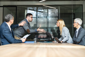 abogado asesorando trabajador en oficina moderna