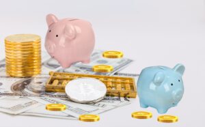 alcancia con monedas y billetes ahorrando