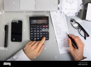 El Sueldo Bruto Es Antes o Después de Descontar Impuestos 9 billete y calculadora sobre mesa de trabajo