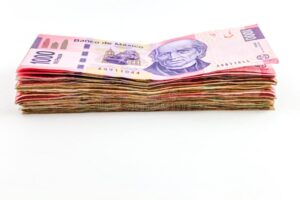 billetes de pesos mexicanos apilados ordenadamente