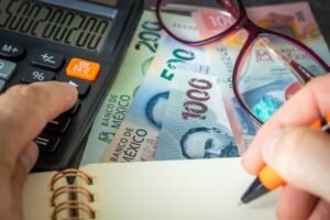 Cuánto Puedo Ganar Sin Pagar Impuestos En México 10 billetes mexicanos con calculadora y gafas