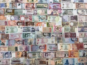 billetes mexicanos y caja de regalo navidena