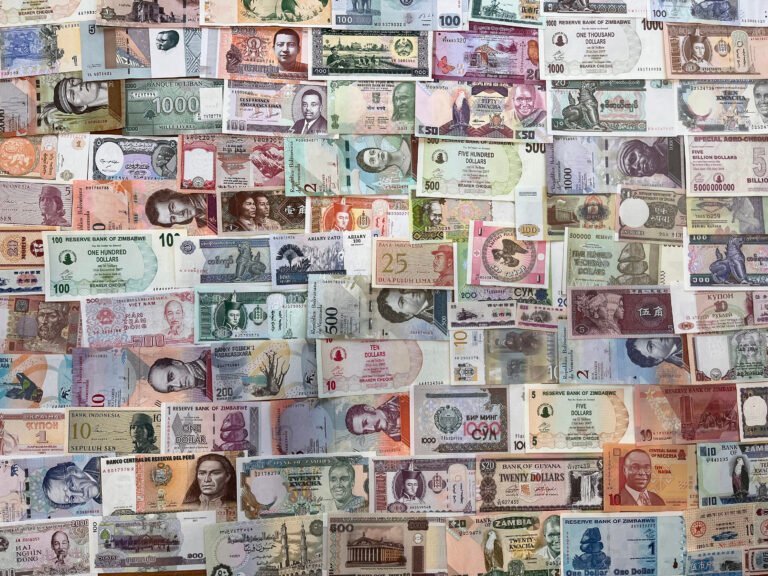 billetes mexicanos y caja de regalo navidena