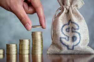 Qué es el flujo del dinero y cómo afecta a tu economía personal 4 billetes y monedas en manos humanas