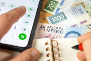 calculadora con billetes y monedas mexicanas
