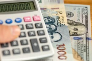 calculadora con billetes y simbolo peso mexicano