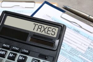 calculadora con documentos fiscales sobre mesa