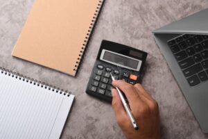 calculadora y documentos de nomina sobre escritorio