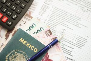 Qué es la ISR y cómo afecta tus impuestos en México 3 calculadora y documentos fiscales mexicanos sobre mesa 1