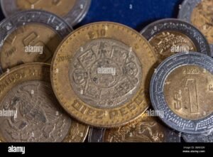 calendario mexicano con fechas destacadas y dinero