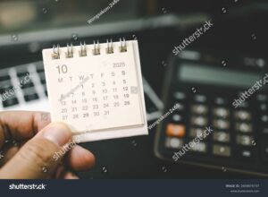 calendario y calculadora sobre escritorio laboral