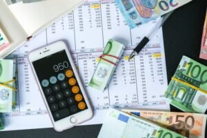 A partir de cuántos días trabajados se paga el aguinaldo 11 calendario y mano contando dinero efectivo