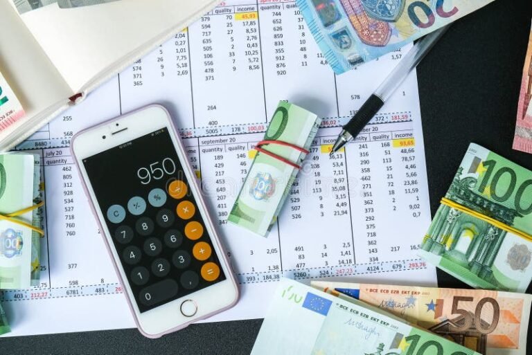 calendario y mano contando dinero efectivo