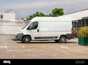 camioneta de carga estacionada en calle urbana
