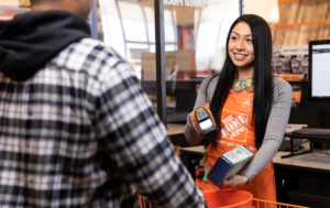 cliente pagando en caja de home depot