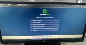computadora mostrando pagina web del sat mexico