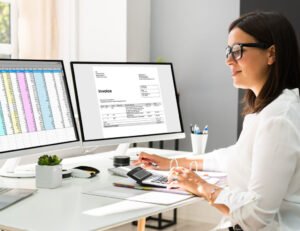 contador revisando documentos financieros mexico