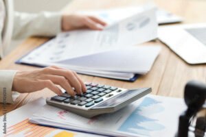 contador trabajando con documentos y calculadora