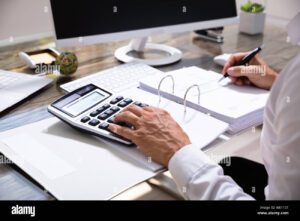 contador trabajando en escritorio con documentos financieros