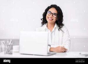 contador trabajando en oficina moderna mexico