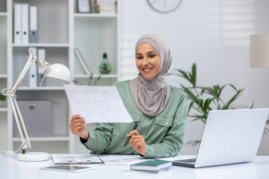 Cómo Ser Un Buen Contador Consejos Para Destacar En Contabilidad 2 contador trabajando en oficina organizada moderna