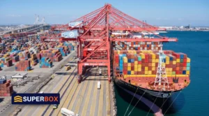 contenedor de carga en puerto maritimo global