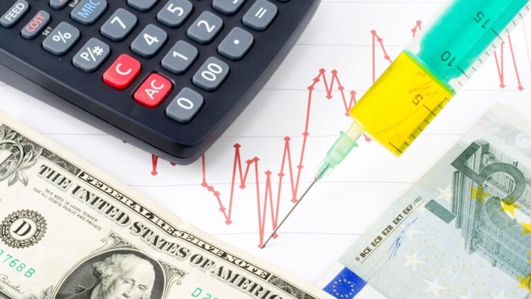 contrato laboral con billetes y calculadora