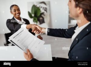 Un empleado es persona física o moral según la Ley en México 6 contrato laboral firmado con manos estrechandose