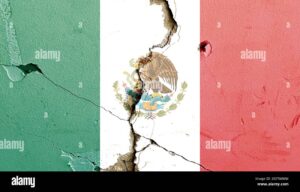 contrato laboral roto con fondo de bandera mexicana