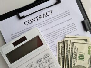 contrato laboral y calculadora sobre mesa