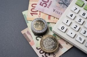dinero mexicano con calculadora y contrato laboral