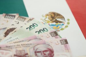 Te Quitan Impuestos Del Aguinaldo En México Cómo Funciona 6 dinero y calculadora con bandera mexicana