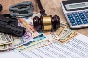 dinero y calculadora sobre escritorio legal