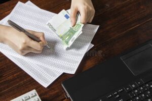 dinero y contrato salarial en mesa oficina