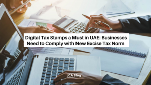 documento digital con sello fiscal y computadora