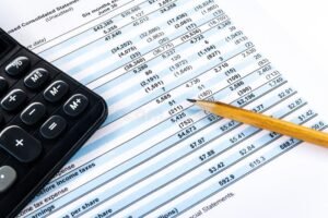 documento financiero con lapiz y calculadora