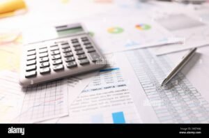 documentos financieros y calculadora sobre mesa
