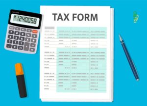 documentos fiscales con calculadora y pluma