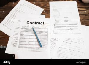 documentos y sellos oficiales empresariales sobre escritorio