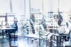 Qué es una SAS de CV y cuáles son sus características principales 27 edificio corporativo moderno con equipo de negocios