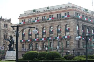 edificio de oficina con banderas mexicanas