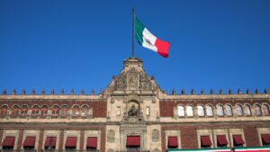 edificio gubernamental con bandera mexicana