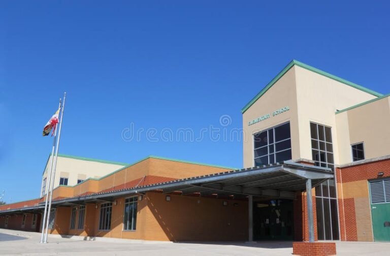Qué es la Comisión Nacional de Seguros y Fianzas y para qué sirve 2 edificio institucional con bandera nacional y cielo azul