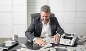 empleado contando dinero en escritorio oficina