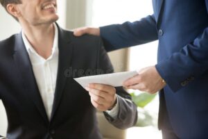 empleado feliz recibiendo pago de aguinaldo