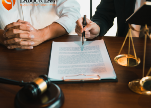 empleado recibiendo asesoria legal laboral