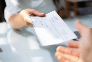 Qué es el salario diario integrado según la Ley Federal del Trabajo 1 empleado recibiendo pago en mano