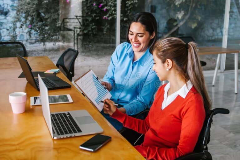 Es legal trabajar sin prestaciones de ley en México y qué implica