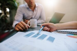 Cómo Se Maneja el Fondo de Ahorro en las Empresas en México 6 empleados revisando documentos financieros juntos