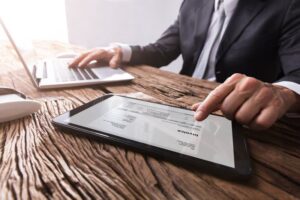 Cuáles son los mejores planes de facturación electrónica para empresas 4 empresario revisando factura electronica digital
